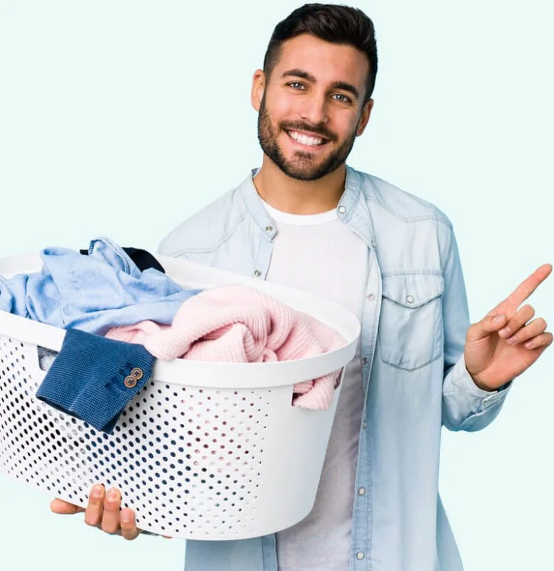 Pessoa segurando uma peça de roupa no catálogo da Santa Lavadeira